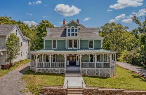 Berkeley Springs Bed & Breakfast | The Grand Castalian Inn Bed and Breakfast