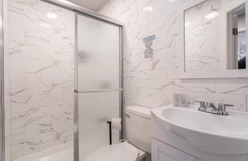 Constable Hook House | The Grand Retreat 9BR 4BA Near NYC and Airport