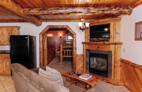 Dundee Cabin | The Hideaway Suite: Cozy, Lodge Suite in Amish Country, Ohio