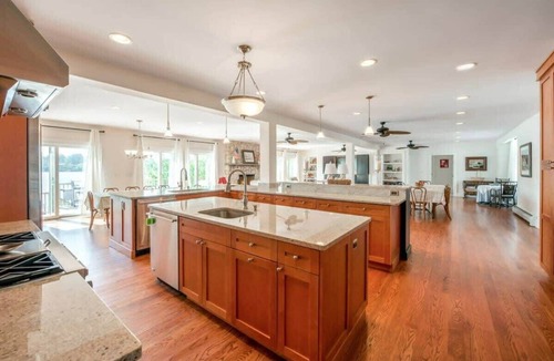 Kauneonga Lake House | The Homestead Full: Lakefront Fun—Sleeps 28!