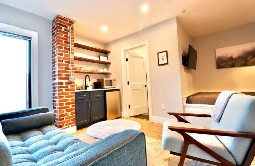 Old Town Alexandria Apartment | The Jefferson Suite at Prince Street Inn
