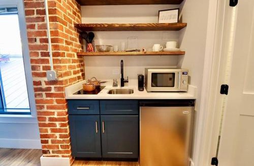 Old Town Alexandria Apartment | The Jefferson Suite at Prince Street Inn