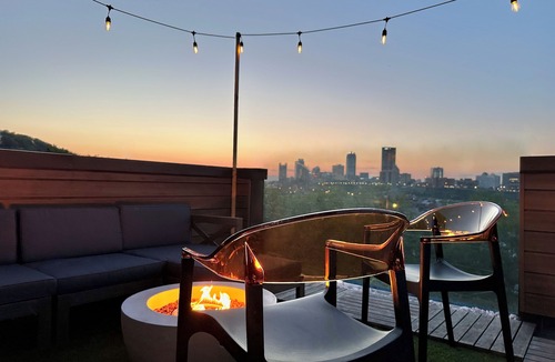 South Side Slopes Apartment | The Josephine Villa by Luxe PGH