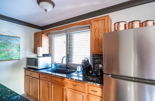 South Pittsburg House | The Loft - Lounge with Grill and Hot Tub!