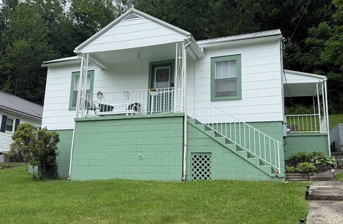 Bradley House | The Lofty Maple- Charming 3 bedroom home with kid friendly space in the loft.