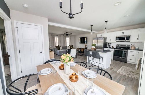 Madison Heights Apartment | The Madison, 5 Minutes to Downtown, Firepit and Deck!