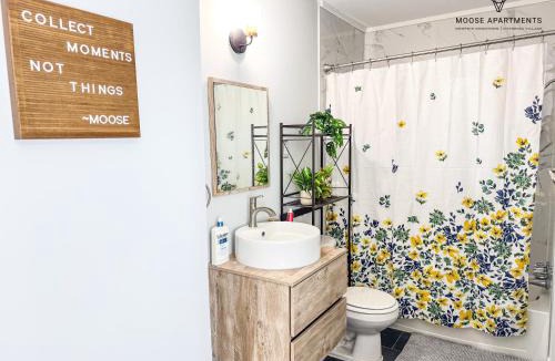 Downtown Memphis Apartment | The Moose #12 - Brand New Modern Luxe Loft with Free Parking, King Bed & Fast WiFi