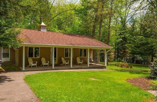 Farmington Cabin | The Pebblestone Cottage is a charming cottage with three bedrooms and two full baths.