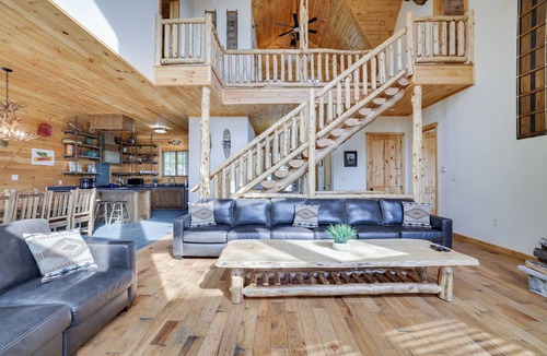 Tannersville House | THE POCONO HOUSE AT CAMELBACK MOUNTAIN with Jacuzzi and Sauna