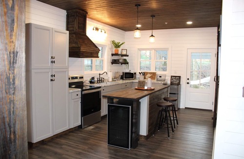Williamson Cottage | The Red Dog Cottage In The Woods w/Hot Tub
