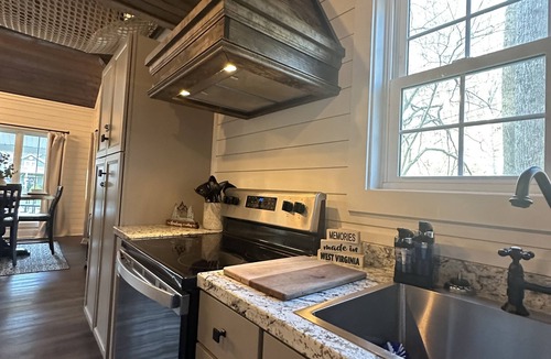 Williamson Cottage | The Red Dog Cottage In The Woods w/Hot Tub
