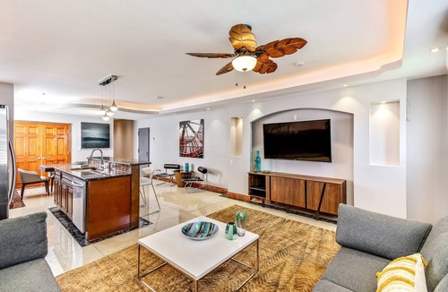 Chinatown Apartment | The Retreat in the city w/ deck