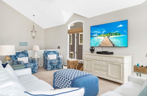 Avalon House | The Sandpiper Beach House: Beautiful & Spacious Smart Home, Close to Avalon's Beach & Town!