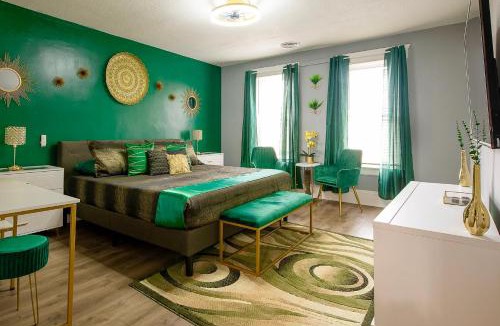 Tremont House | The Tremont Emerald - By Christmas Story House - Historic Charm & Modern Comfort Near Downtown With Parking, 300MB Wifi & Self Check-In