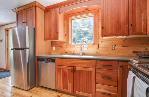 Front Royal Cabin | The Trillium Cabin | Hot Tub, Games, Views, & More