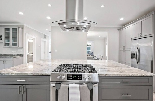 Baileys Crossroads House | The Ultimate Luxury | Yard | Jacuzzi | Garage