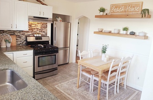 Fairport Harbor Cottage | The View! Hot Tub-Golf Cart-Beaches-Billiards-King-Cottage Retreat Full of Fun