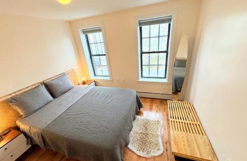 Queens House | The Waltham Private Room & bathroom John F Kennedy JFK LGA Airport Manhattan Penn Station bullet-train 15 min