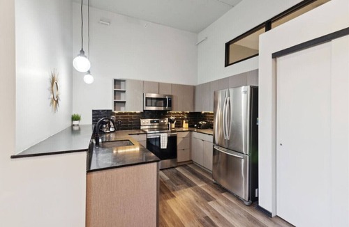Fairmount Apartment | The Windsor Apt | GYM, Game Rm, Rooftop, Central Locaton
