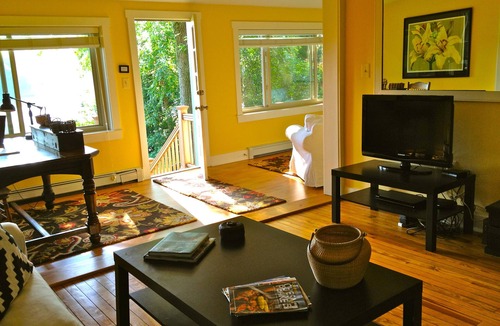 Hillsmere Cottage | The Yellow Cottage on Harness Creek