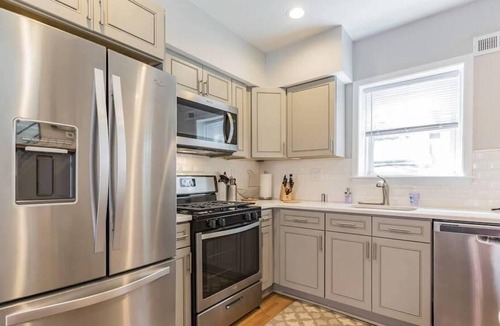 Graduate Hospital Apartment | This apartment is a 2 bedroom(s), 1 bathrooms, located in Philadelphia, PA.