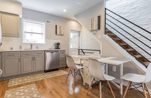 Graduate Hospital Apartment | This apartment is a 2 bedroom(s), 1 bathrooms, located in Philadelphia, PA.