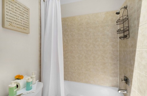 Graduate Hospital Apartment | This apartment is a 2 bedroom(s), 1 bathrooms, located in Philadelphia, PA.