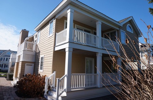 Avalon House | This south end beach block home just second back from the beach has plenty of room for the family to spread out