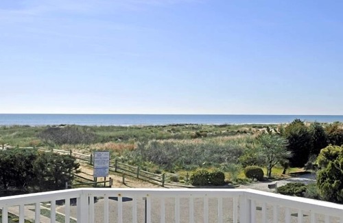 Avalon House | This south end beach block home just second back from the beach has plenty of room for the family to spread out