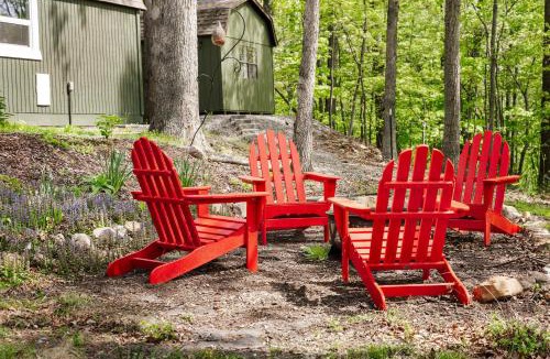 Great Cacapon Apartment | Tiny Cabin w Fire Pit Game Room and Dog Friendly