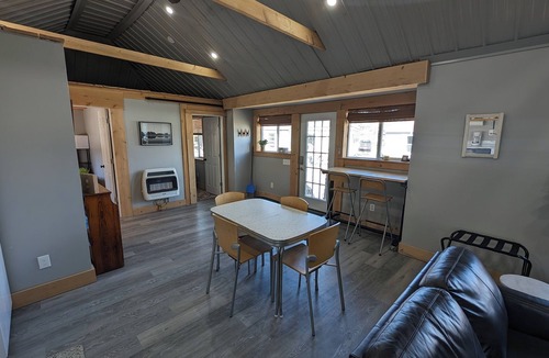 Stow Cottage | Tiny House #2 - Spacious & Modern "Tiny Home" with 2 bdrms - Lakefront Property!