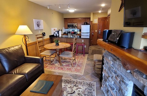 Snowshoe Condo | TOP FLOOR IN RIMFIRE/VILLAGE! NEVER RENTED BEFORE JULY 2022 2 BEDROOMS SLEEPS 8!