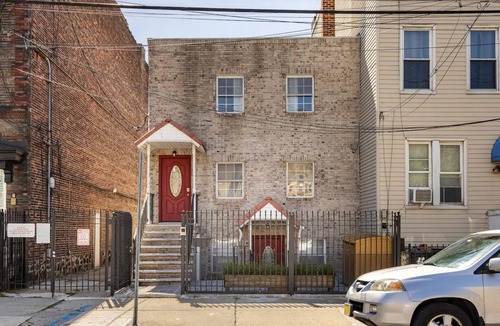 McGinley Square Apartment | Top Floor of Brick Townhouse Short Ride to NYC