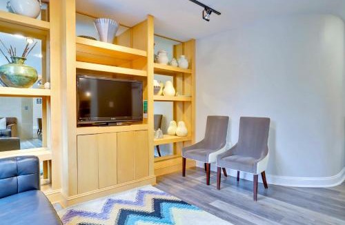 Ballston Apartment | Top Location in Ballston - Pool & Gym Access