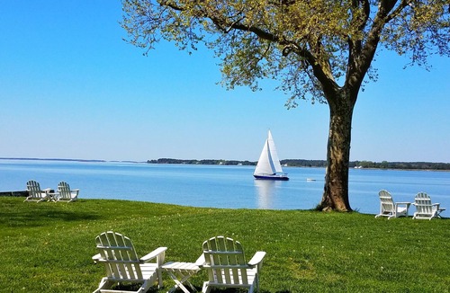 Oxford Apartment | Town View King Apartment with Private Beach - Walk to shops and restaurants