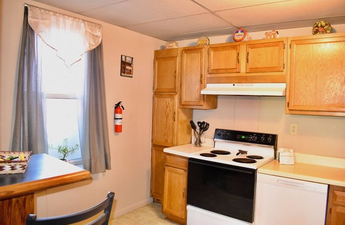 Kyle Apartment | Train View a spacious 3-bedroom upstairs apartment with WiFi in Northfork