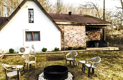 Boswell Cabin | Tranquil Hickory Hill Cottage Getaway with Hot Tub