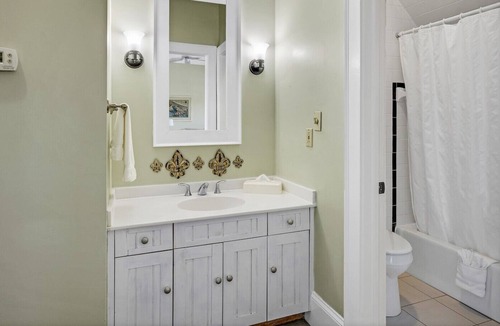 Historic Downtown Manteo Apartment | Tranquil House Inn - Downtown Waterfront Manteo - 1 King Large Premium Room 33