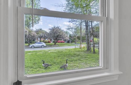 Mantua House | Tranquil retreat in Fairfax: your home away from home