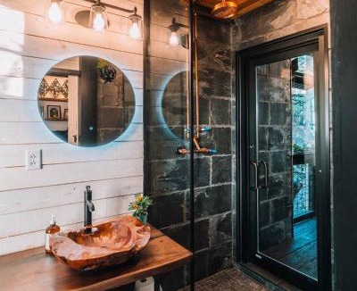 Chattanooga Ski Chalet | Treetop Hideaways: Wood Lily Treehouse in Chattanooga
