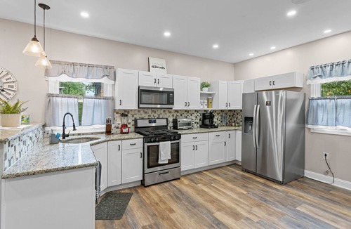 East Lansdowne House | Tudor Luxury- Comfy 4Bed Home, PHL, UPenn, Fast Wi-fi