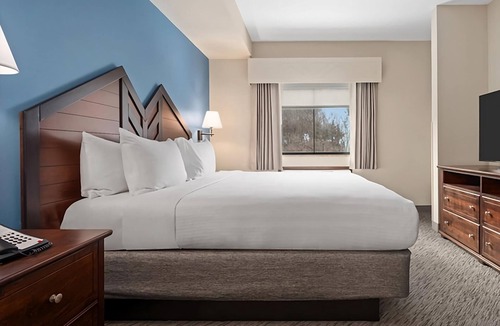 Tannersville Hotel | Unforgettable Getaway! 2 Units w/Complimentary Breakfast, Indoor Activities!