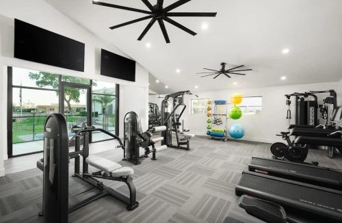 Cox Heights Apartment | Unique 2BD - Parking, Gym, Pool - Sleeps 8 - 5Min Casino