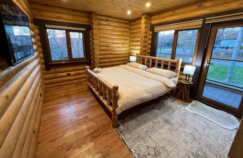 Henryville Cabin | Unique Large 7 BR Log house with pool