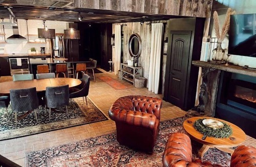 Somerset House | Unique Modern - Rustic Retreat