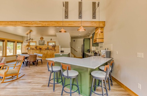 Vida House | Unique riverfront home & cabin with amazing views, deck, & W&D - dog-friendly