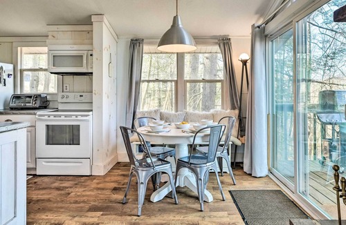 Queen Cabin | Unplugged Mountain Retreat with Porch Swings!