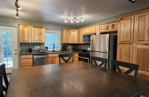 Helvetia Cabin | Unterwalden NEW HotTub Firepit SmartTVs Full Kitchen Mt Hideaway Trout Stream