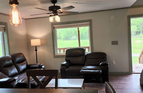 Helvetia Cabin | Unterwalden NEW HotTub Firepit SmartTVs Full Kitchen Mt Hideaway Trout Stream
