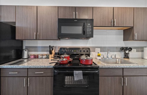 Corryville Apartment | Upscale 2 Bed Suite — Mins to Downtown Cincinnati!